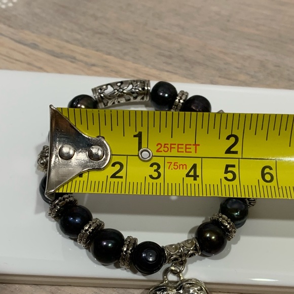 A Black Beaded & Silver Toned Filigree Heart Pendant Stretchable Bracelet - Picture 6 of 6